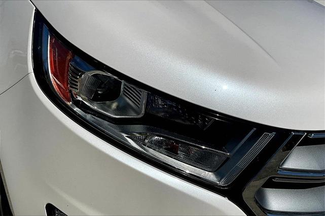 Photo of 2018 White / Platinum Ford Edge