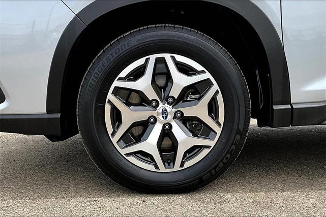 Photo of 2024 Ice Silver Metallic Subaru Forester