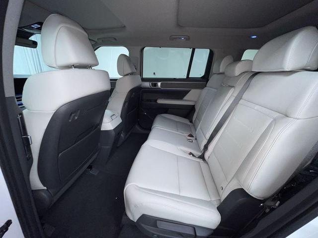 Photo of 2025 White Hyundai SANTA FE HEV