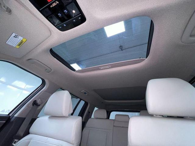 Photo of 2025 White Hyundai SANTA FE HEV