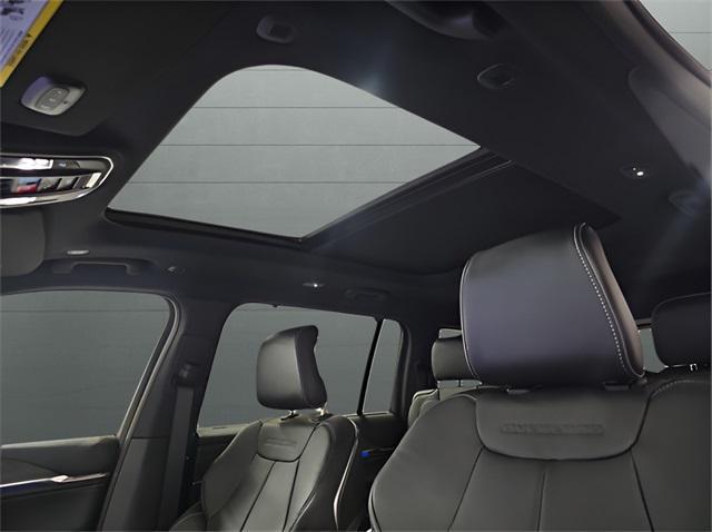 Photo of 2025 Bright White Clearcoat Jeep Grand Cherokee L