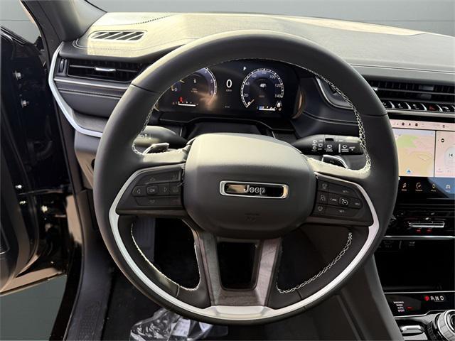 Photo of 2025 Diamond Black Crystal Pearlcoat Jeep Grand Cherokee