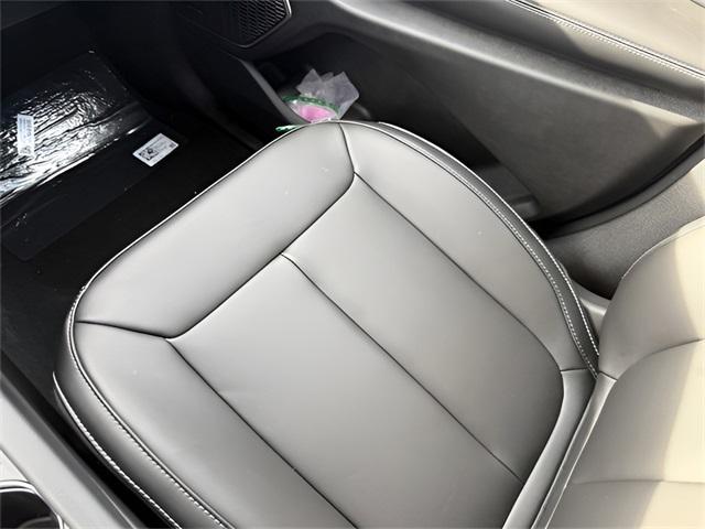 Photo of 2025 Diamond Black Crystal Pearlcoat Jeep Grand Cherokee