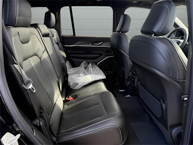 Photo of 2025 Diamond Black Crystal Pearlcoat Jeep Grand Cherokee