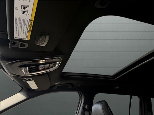 Photo of 2025 Diamond Black Crystal Pearlcoat Jeep Grand Cherokee