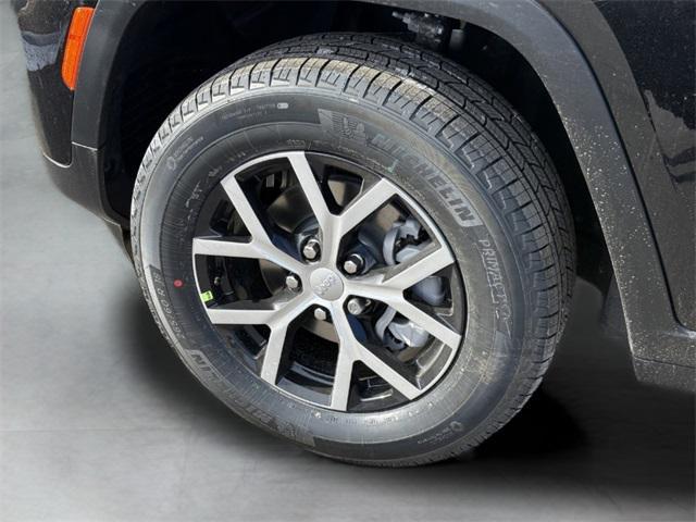 Photo of 2025 Diamond Black Crystal Pearlcoat Jeep Grand Cherokee
