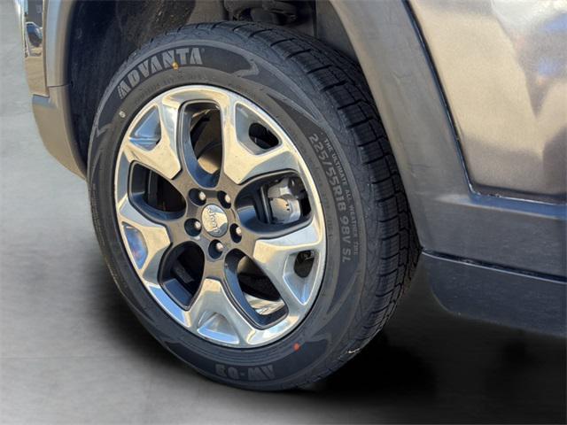 Photo of 2018 Granite Crystal Metallic Clearcoat Jeep Compass