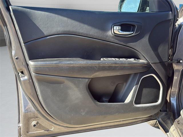 Photo of 2018 Granite Crystal Metallic Clearcoat Jeep Compass