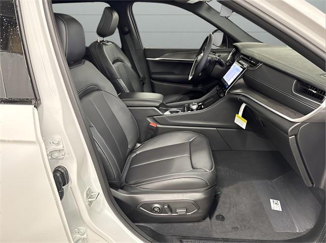Photo of 2025 Bright White Clearcoat Jeep Grand Cherokee
