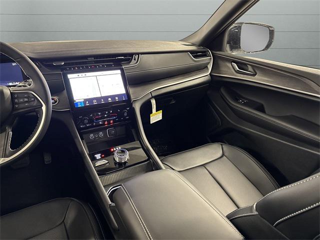 Photo of 2025 Bright White Clearcoat Jeep Grand Cherokee