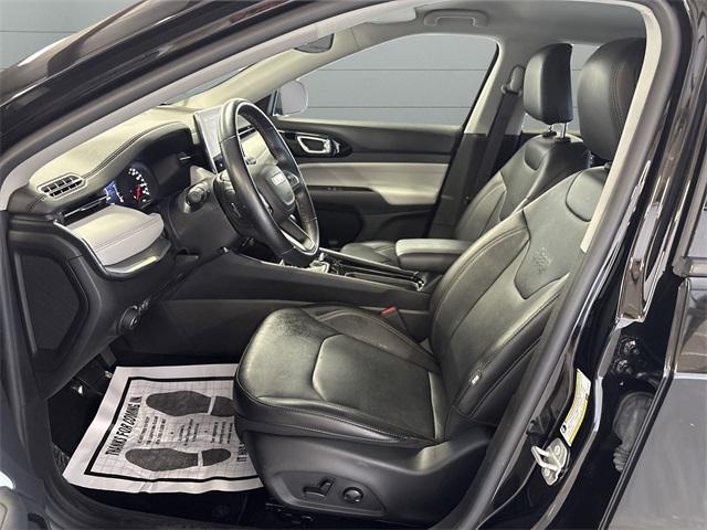 Photo of 2022 Diamond Black Crystal Pearlcoat Jeep Compass