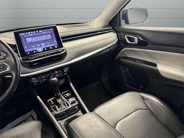 Photo of 2022 Diamond Black Crystal Pearlcoat Jeep Compass