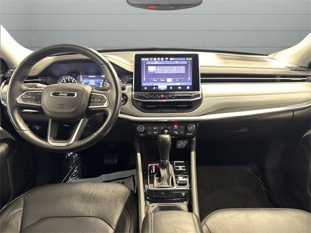 Photo of 2022 Diamond Black Crystal Pearlcoat Jeep Compass