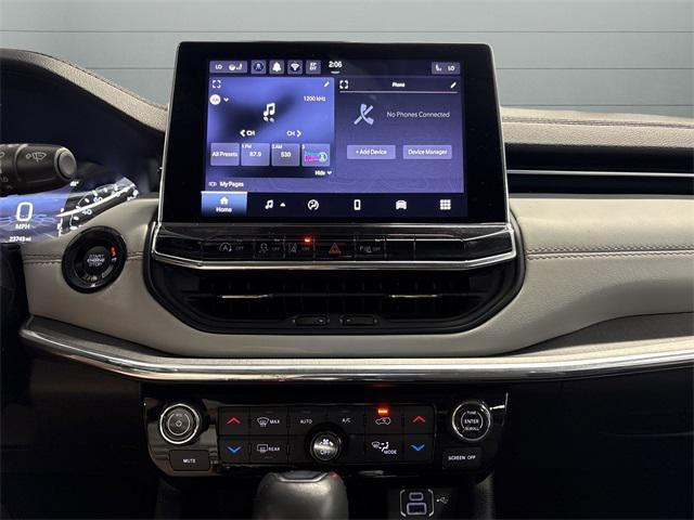 Photo of 2022 Diamond Black Crystal Pearlcoat Jeep Compass