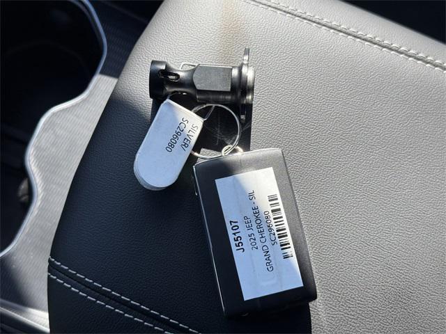Photo of 2025 Silver Zynith Jeep Grand Cherokee