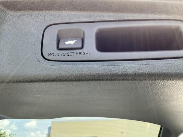 Photo of 2025 Platinum White Pearl Honda CR-V Hybrid