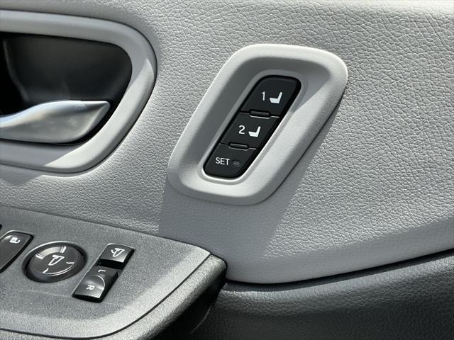 Photo of 2025 Lunar Silver Metallic Honda Pilot