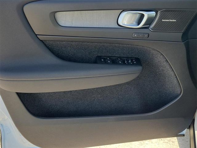 Photo of 2026 Blue Volvo XC40