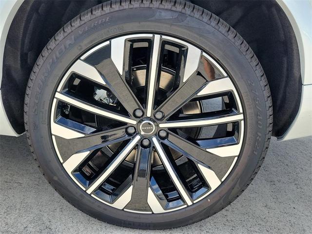 Photo of 2026 White Volvo XC90