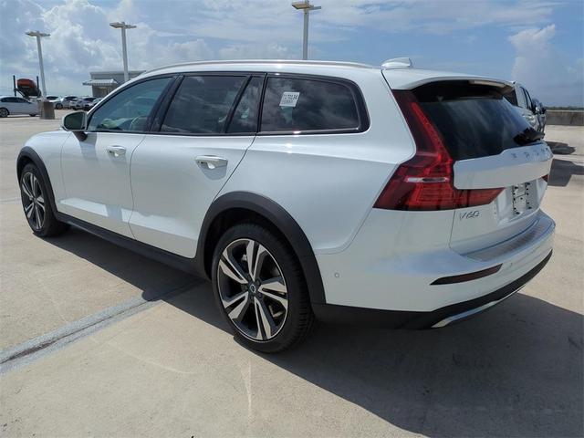 Photo of 2026 White Volvo V60 Cross Country