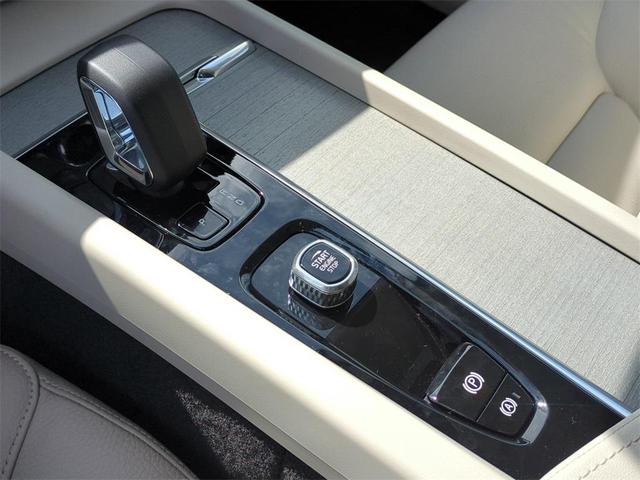 Photo of 2026 White Volvo V60 Cross Country
