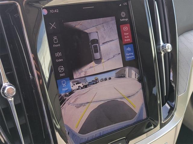Photo of 2026 White Volvo V60 Cross Country
