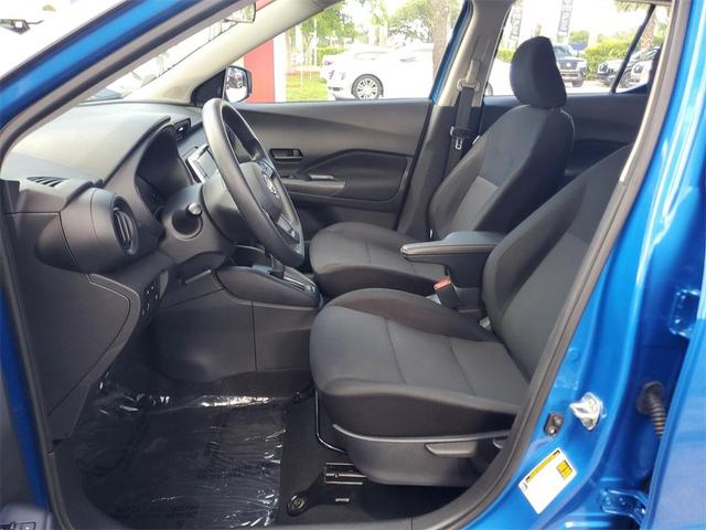 Photo of 2023 Electric Blue Metallic Nissan Kicks