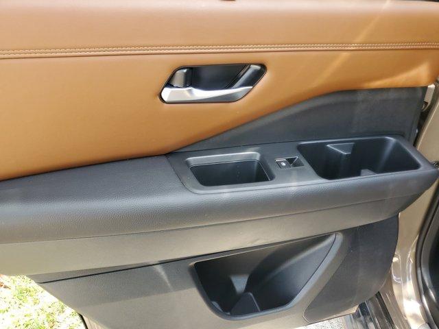 Photo of 2024 2t Tan Blk Roof Nissan Pathfinder