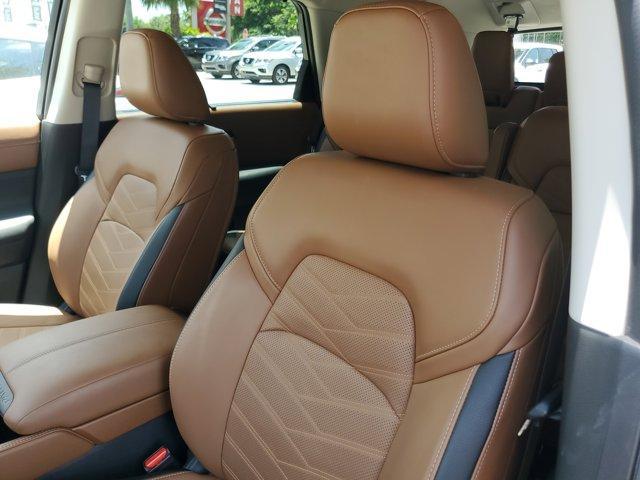 Photo of 2024 2t Tan Blk Roof Nissan Pathfinder