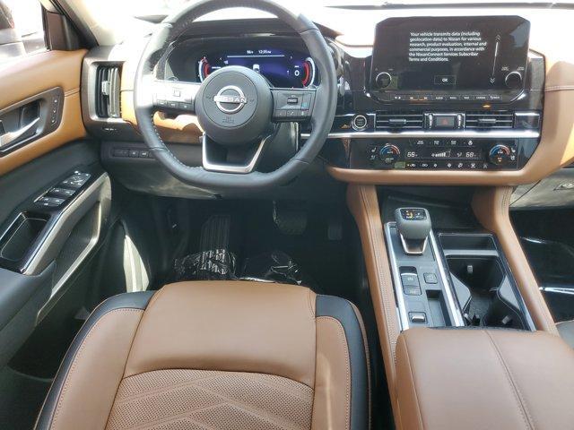 Photo of 2024 2t Tan Blk Roof Nissan Pathfinder