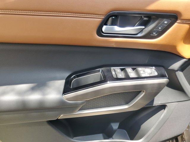 Photo of 2024 2t Tan Blk Roof Nissan Pathfinder