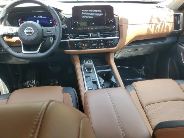 Photo of 2024 2t Tan Blk Roof Nissan Pathfinder