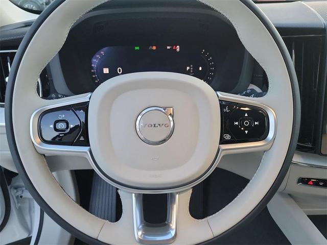 Photo of 2026 Crystal White Volvo XC60