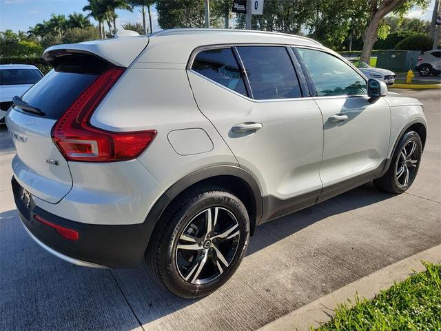 Photo of 2025 White Volvo XC40