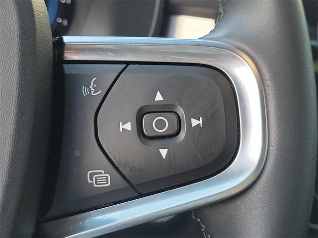 Photo of 2025 White Volvo XC40