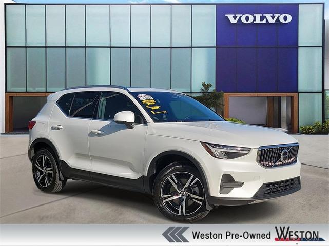 Photo of 2025 White Volvo XC40