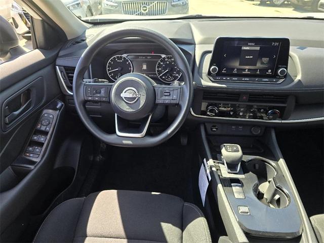 Photo of 2025 Glacier White Nissan Rogue