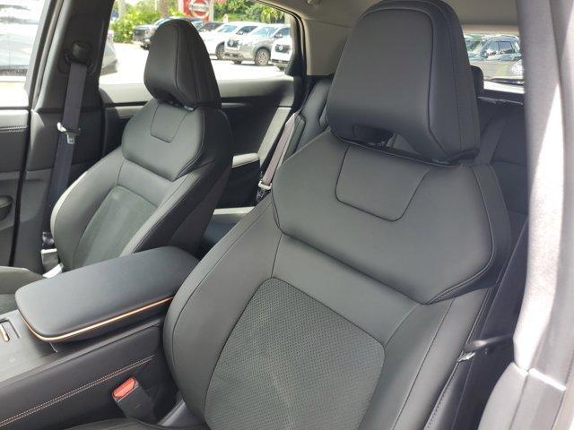 Photo of 2025 2t Wht Blk Roof Nissan ARIYA