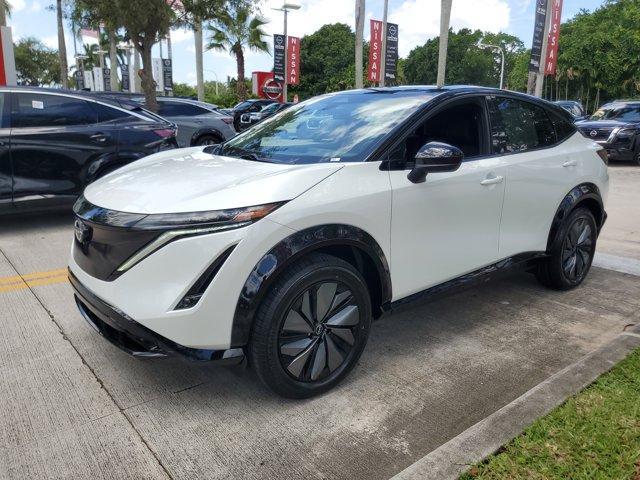 Photo of 2025 2t Wht Blk Roof Nissan ARIYA