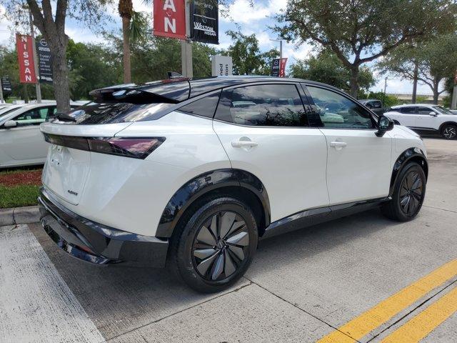 Photo of 2025 2t Wht Blk Roof Nissan ARIYA
