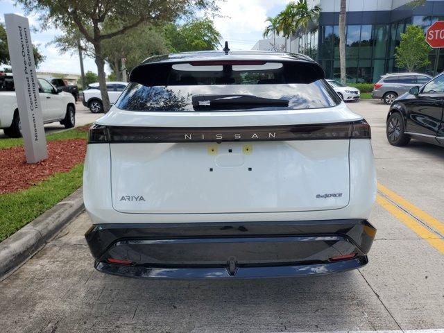Photo of 2025 2t Wht Blk Roof Nissan ARIYA