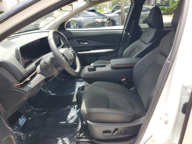 Photo of 2025 2t Wht Blk Roof Nissan ARIYA