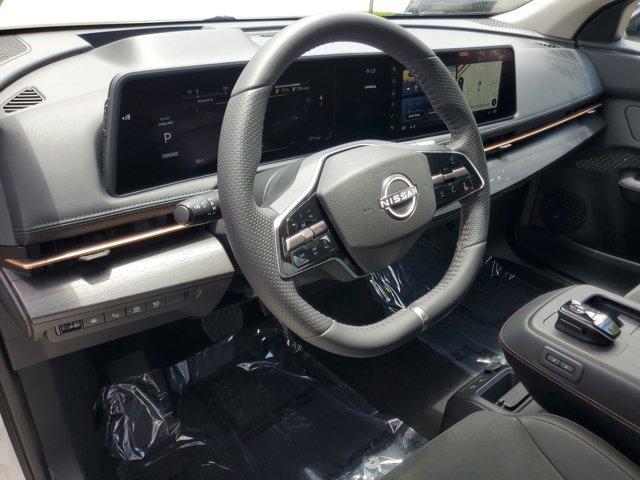 Photo of 2025 2t Wht Blk Roof Nissan ARIYA