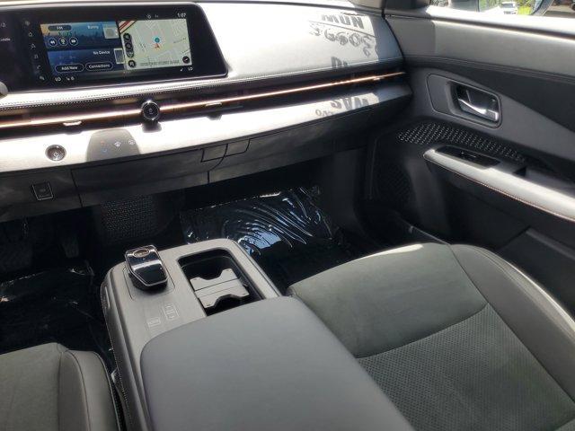 Photo of 2025 2t Wht Blk Roof Nissan ARIYA