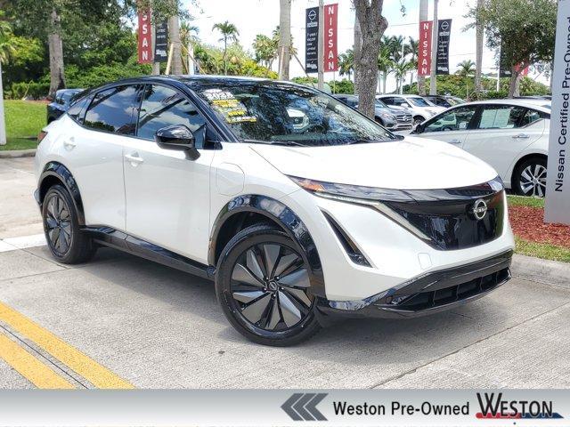 Photo of 2025 2t Wht Blk Roof Nissan ARIYA