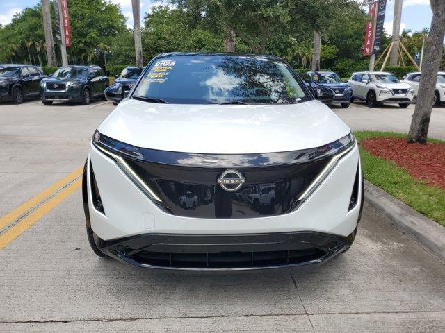 Photo of 2025 2t Wht Blk Roof Nissan ARIYA