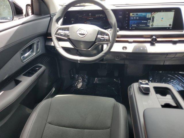 Photo of 2025 2t Wht Blk Roof Nissan ARIYA