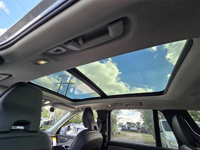 Photo of 2025 White Volvo XC90
