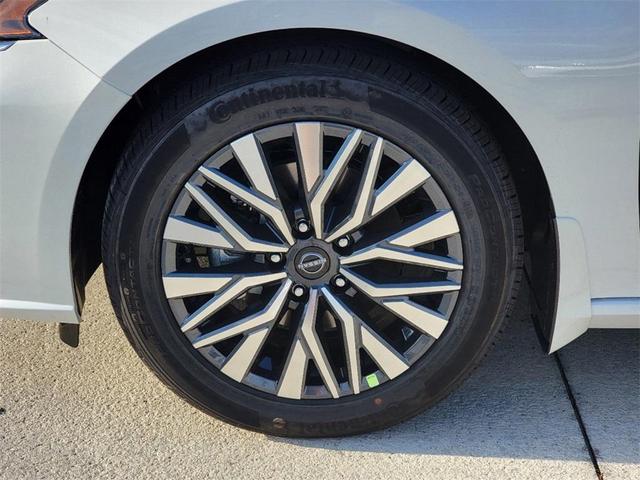 Photo of 2025 Pearl White Tri-Coat Nissan Altima