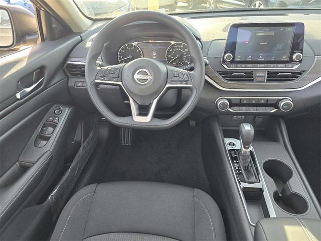 Photo of 2025 Pearl White Tri-Coat Nissan Altima